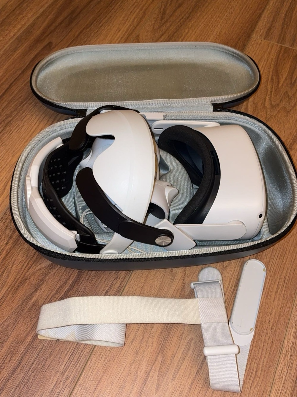 Oculus Quest 2 Headset with Comfort Pad and Controllers-original box and parts - Picture 3 of 8